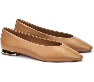 Zapato de salón tipo bailarina en piel color cuero con tacón plano, forrado en piel metalizada.