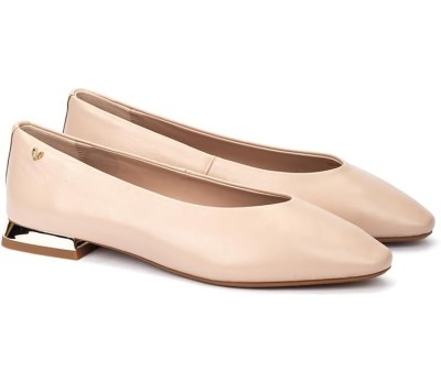 Zapato tipo salón en piel de primeta calidad color nude, con 1 cm. de tacón con forro metalizado