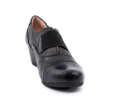 Zapato abotinado negro de cuña