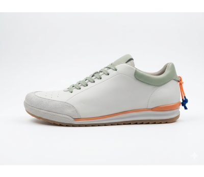 Deportivo de hombre en piel color hielo con detalles verde agua y orange.