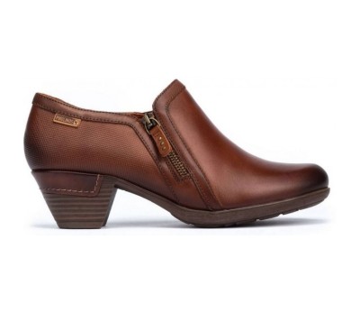 Zapato abotinado en piel color cuero, con cremallera, tacón bajo.