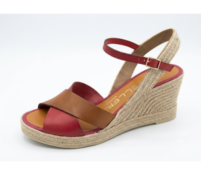 Sandalias / alpargatas de piel con piso de yute.
