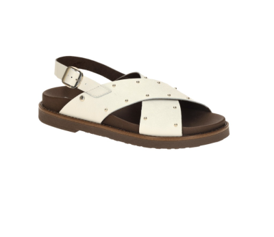 Sandalia de piel color nata, de tiras cruzadas en empeine y tira atras sujeta con hebilla.