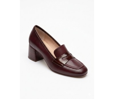 HISPANITAS - Mocasín con antifaz de piel color granate, con tacón de 4,5 cm, punta ancha y tecnología Triflow para pisada acolchada