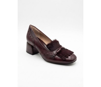 HISPANITAS VARSOVIA zapato estilo mocasín con solapa de potro, de piel color vino burdeos y con tacón de 4,5 cm, punta ancha y tecnología Triflow para pisada acolchada