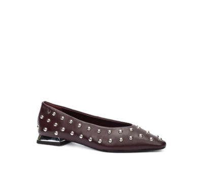  Zapato estilo bailarina para mujer de piel de primera calidad, color burdeos, con tachas y tacón metalizado de 2 cm. de altura. 