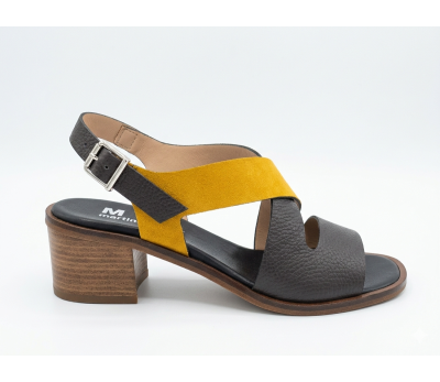 Sandalia combinada piel chocolate y ante mostaza, tacón medio forrado al tono.