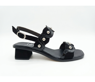 Sandalia combinando ante y charol en  color negro, con tacón geometrico de 3 cm. de altura forrado al tono