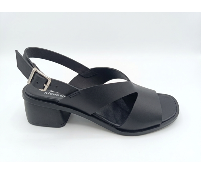 Sandalia de piel becerro en color negro de vestir, con tacón medio forrado al tono.