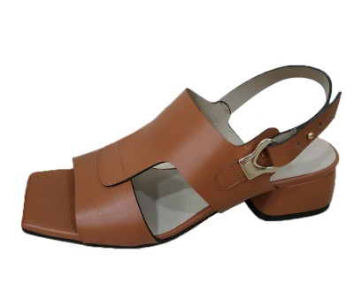 Sandalia de piel color cuero de tacón bajo cuadrado al igual que puntera, sujeta con estribo lateral de botón metálico - Sandalias tacón - Mujer | comprar zapatos online