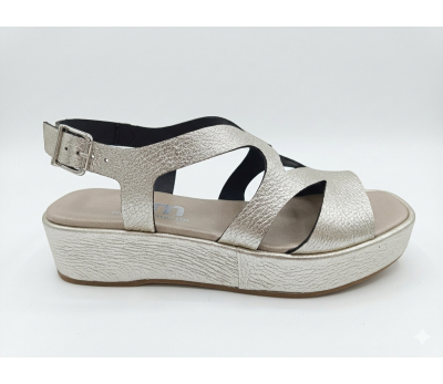 Sandalia de piel metalizada platino piso volumen.