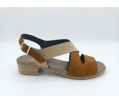 Sandalias de ante color brandy combinada con color arena, de tacón bajo, con piso flexible de caucho natural.