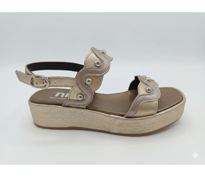 Sandalias de piel metalizada color platino con dos tiras en empeine y adornos metalizados, piso volumen forrado al tono