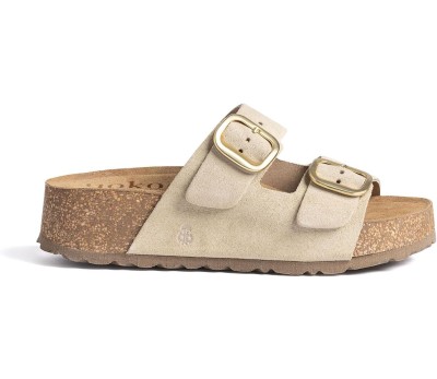 Sandalia de plataforma en piel afelpada color beige, dos tiras con hebilla.