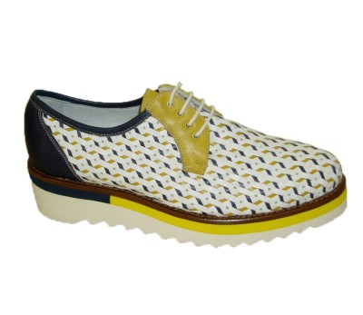 Zapato urbano mujer trenzado blanco/amarillo/azul, con cordones, montado en piso bicolor dentado