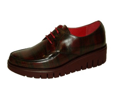 Zapato escoces rojo de cordones con piso grueso rayado