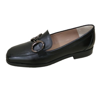 Zapato de mujer de vestir piel becerro negro estilo mocasín, adorno metálico en empeine y tacón plano
