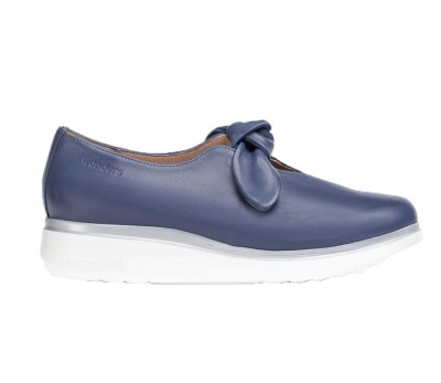 Zapato piel color azul con adorno lazo al tono piso fly confort y ligero.