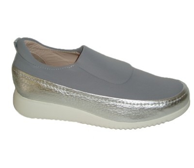 Zapato Tecnológico abotinado de licra gris y piel metalizada al tono piso corrido Confort Light