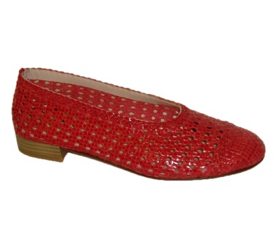 Zapato trenzado a mano de mujer en piel color coral de corte salón plano de tacón