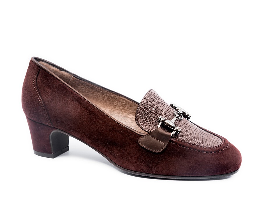 Zapato clasico combinando dos tipos de piel en color chocolate tacon