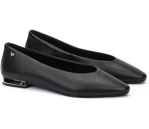 Zapato tipo salón en piel de primeta calidad color negro, con 1 cm. de tacón con forro metalizado