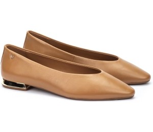 Zapato de salón tipo bailarina en piel color cuero con tacón plano, forrado en piel metalizada.