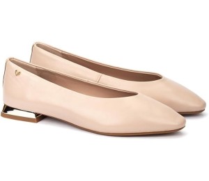 Zapato tipo salón en piel de primeta calidad color nude, con 1 cm. de tacón con forro metalizado