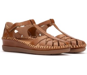 Sandalias de mujer de piel con puntera y talón cerrado.