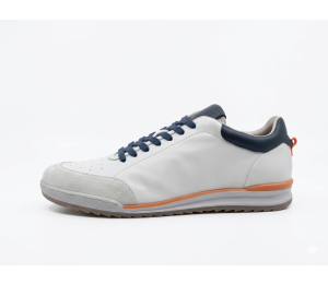 Deportivo de hombre en piel color hielo con detalles azul y orange.