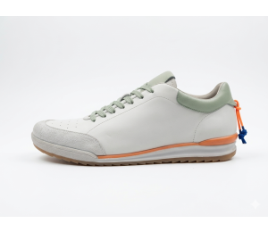 Deportivo de hombre en piel color hielo con detalles verde agua y orange.