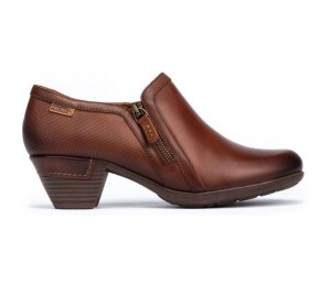 Zapato abotinado en piel color cuero, con cremallera, tacón bajo.