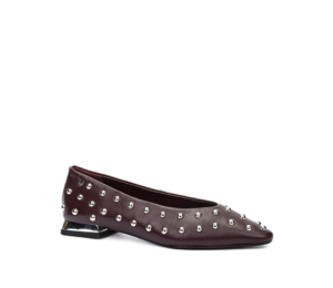  Zapato estilo bailarina para mujer de piel de primera calidad, color burdeos, con tachas y tacón metalizado de 2 cm. de altura. 