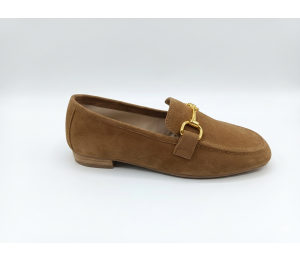 MOCASÍN CON ADORNO METÁLICO