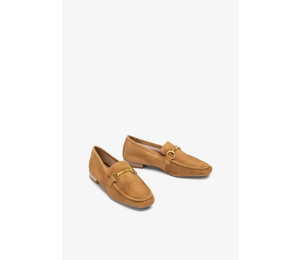 MOCASÍN CON ADORNO METÁLICO