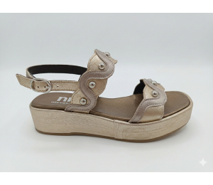 Sandalias de piel metalizada color platino con dos tiras en empeine y adornos metalizados, piso volumen forrado al tono