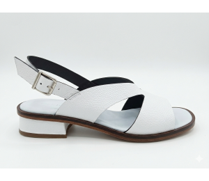 Sandalias de piel montana color blanco con planta forrada entera de piel incorporando new-gel para una perfecta pisada. Tacón bajo forrado al tono.