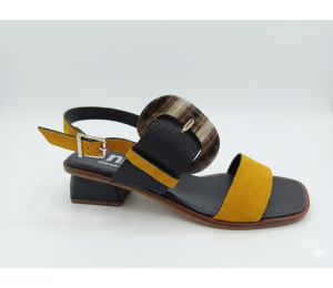 Sandalias de piel montana color chocolate combinada con ante color mostaza, con planta forrada entera de piel incorporando new-gel para una perfecta pisada. Tacón medio-bajo forrado al tono.