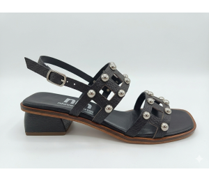 Sandalias de piel montana color chocolate con adornos de esferas