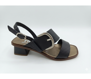 Sandalias de piel montana color chocolate con planta forrada entera de piel incorporando new-gel para una perfecta pisada. Tacón medio-bajo forrado al tono.