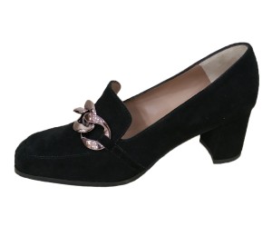 Zapato de mujer de vestir ante negro estilo mocasín con tacón, adorno maxi-cadena con eslabones.