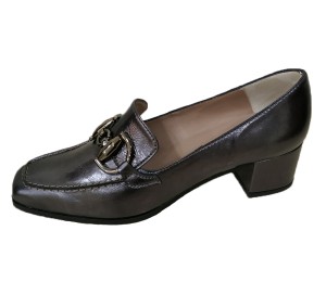 Zapato de mujer de vestir piel metal negro estilo mocasín con tacón, adorno de estribo y tacón forrado al tono de 4,5cm. de altura