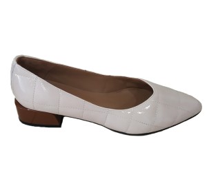 Zapato mujer corte salón piel charol adorno pespuntes tacón grueso de 3 cm. de altura 