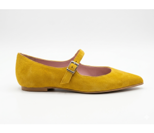 Bailarina mujer ante mostaza